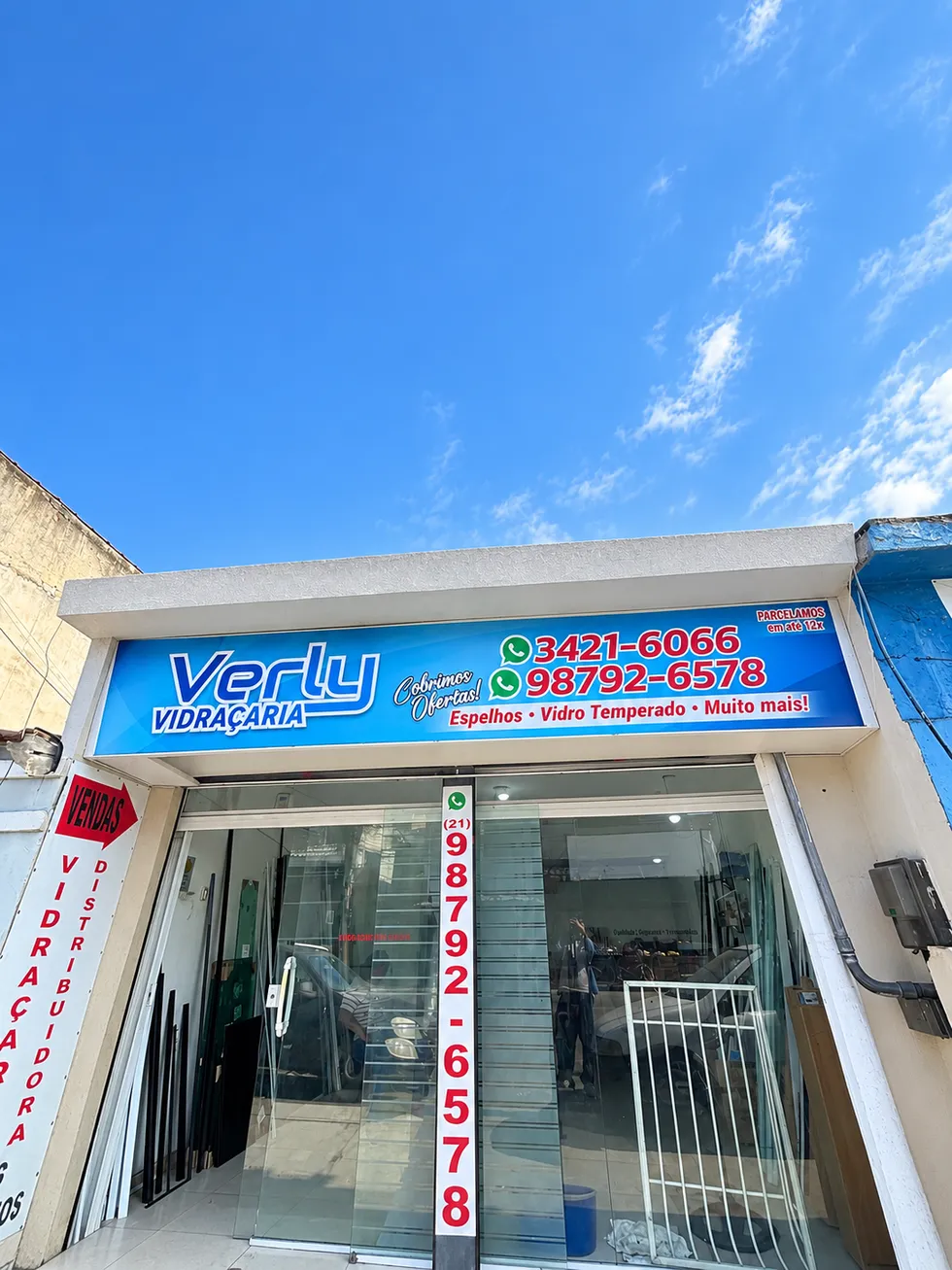 Fachada da Verly Vidraçaria na Rua General Azeredo, 218 - Loja C, em Realengo